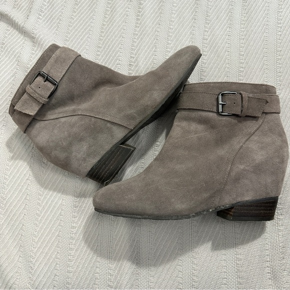Gentle Souls by Kenneth Cole "Birdie" booties, sz 9, greige suede, 3.5" heel - Picture 5 of 9